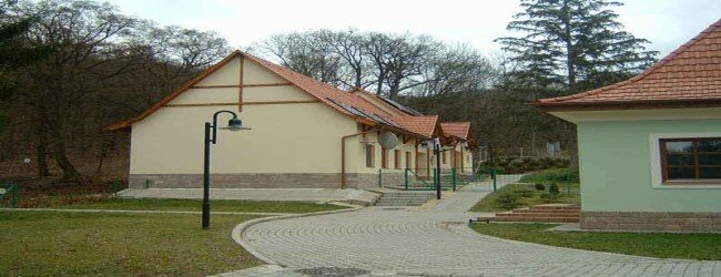 Mad�r- �s lombkorona-megfigyel� torony �p�l Fels�t�rk�nyon